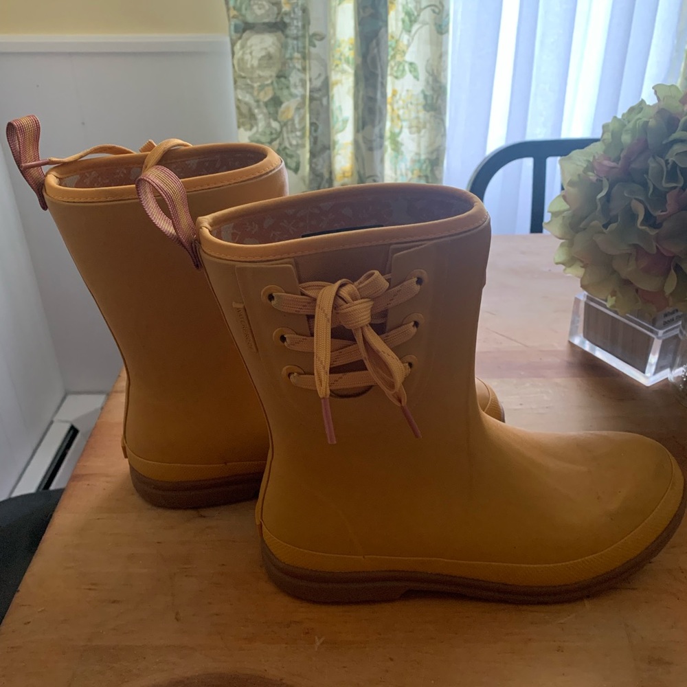 Muck Rain Boots Size 9 lightly used.